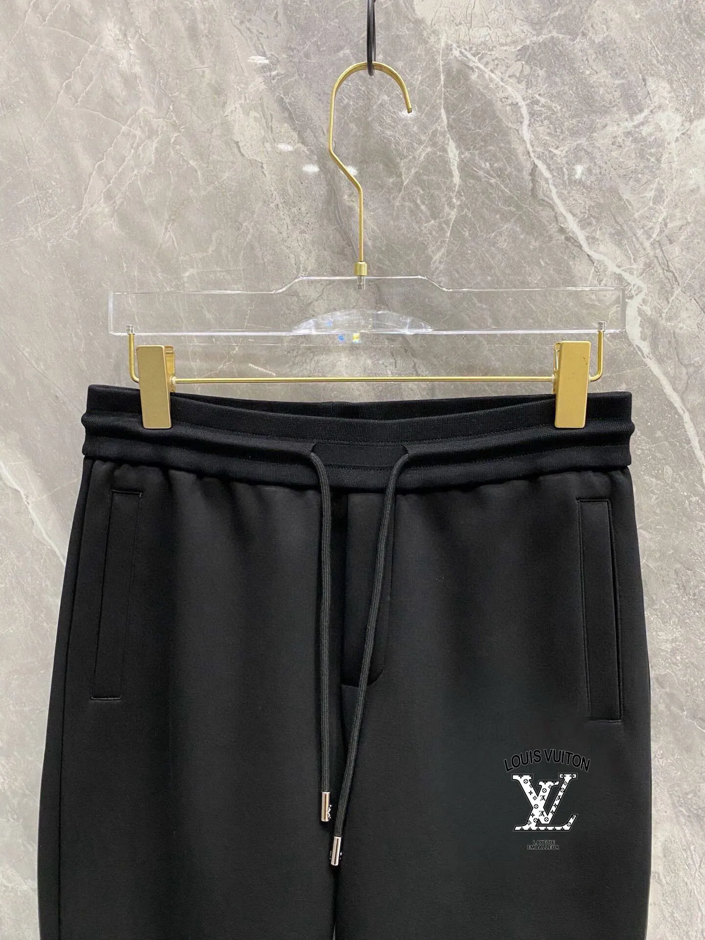 🅿️420 [LV Louis Vuitton] (Fat Man Gospel) hot-selling suit is coming. Focus on the original version of the official website. 2025 new hot-selling cardigan sweater suit. The original order is the best. 🇭🇰The meticulous work of top designers is dedicated to a fitting and perfect upper body effect. All-natural high-quality Roman cotton 100%, close-fitting comfort, noble and elegant! Original hardware embodies elegance and nobility! Counter size: M-5XL (maximum wear up to 220 pounds)